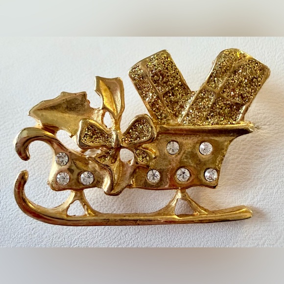 🛷Vintage Gold-Tone Santa’s Sleigh Brooch w/Clear Crystal Rhinestones, 🛷 - Picture 2 of 3